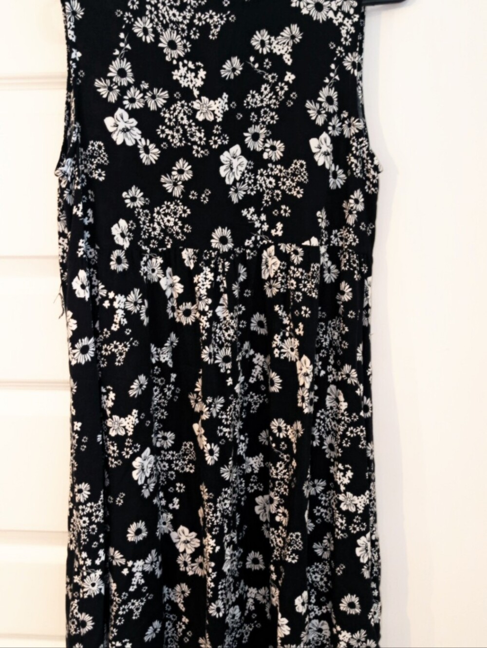 Old Navy Black and White Floral V-Neck Dress - Picture 8 of 8